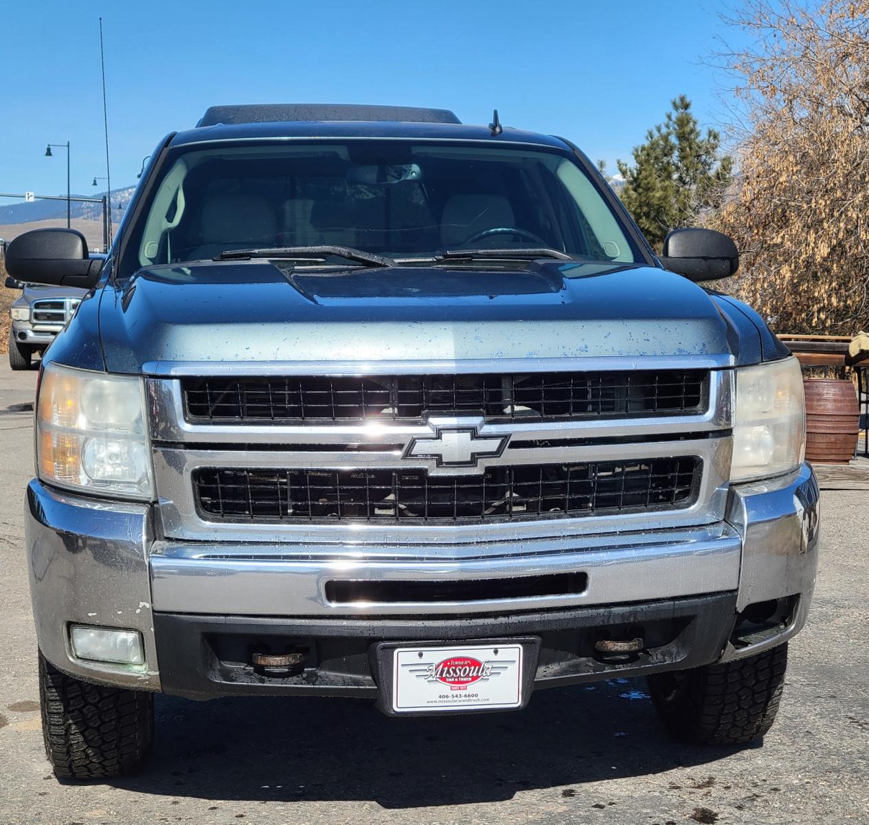 2008 Blue /Tan Chevrolet Silverado 2500HD LT (1GCHK23628F) with an 6.6L engine, 5 Speed Automatic transmission, located at 450 N Russell, Missoula, MT, 59801, (406) 543-6600, 46.874496, -114.017433 - 6.6 Duramax Diesel. Automatic Transmission. 4WD. Matching leer Topper. New Tires. AM FM CD. Power drivers Seat. Air Cruise Tilt. - Photo #2